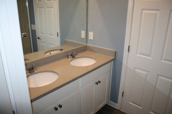 Building Photo - Large 3/3/2 Townhome Carrollwood