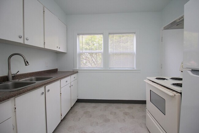 Building Photo - Adorable Remodeled Mississippi 1 Bedroom Apartment in Charming Courtyard Complex