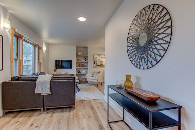 Building Photo - Luxury top floor 2bd in the heart of Sellw...