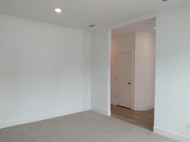 Building Photo - 5855 E Pitt Ave