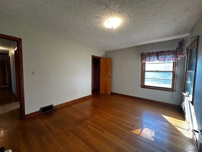 Building Photo - **Move-In Special !! 3 bed/ 2 bath rancher...