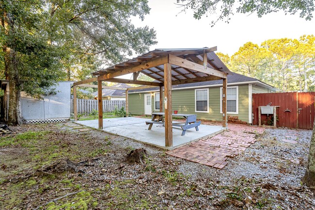 Building Photo - Adorable Home with fenced in backyard!