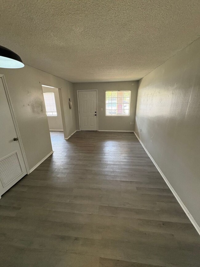 Building Photo - Spacious Studio in Maitland!