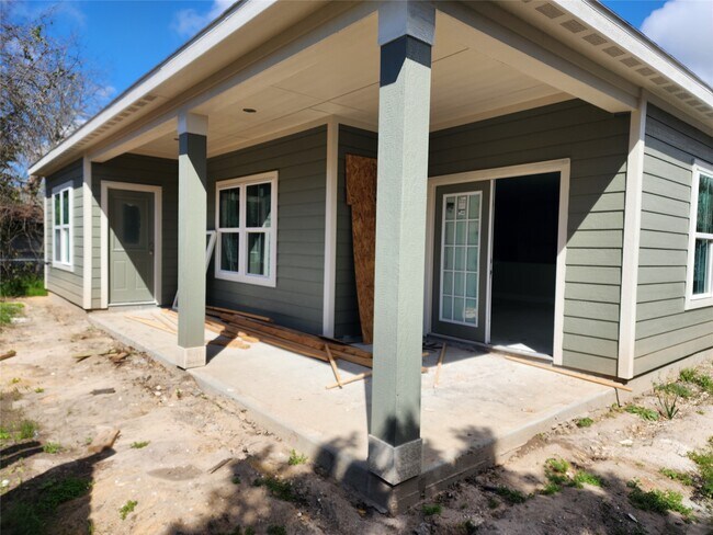 Building Photo - 213 E Adoue Ave