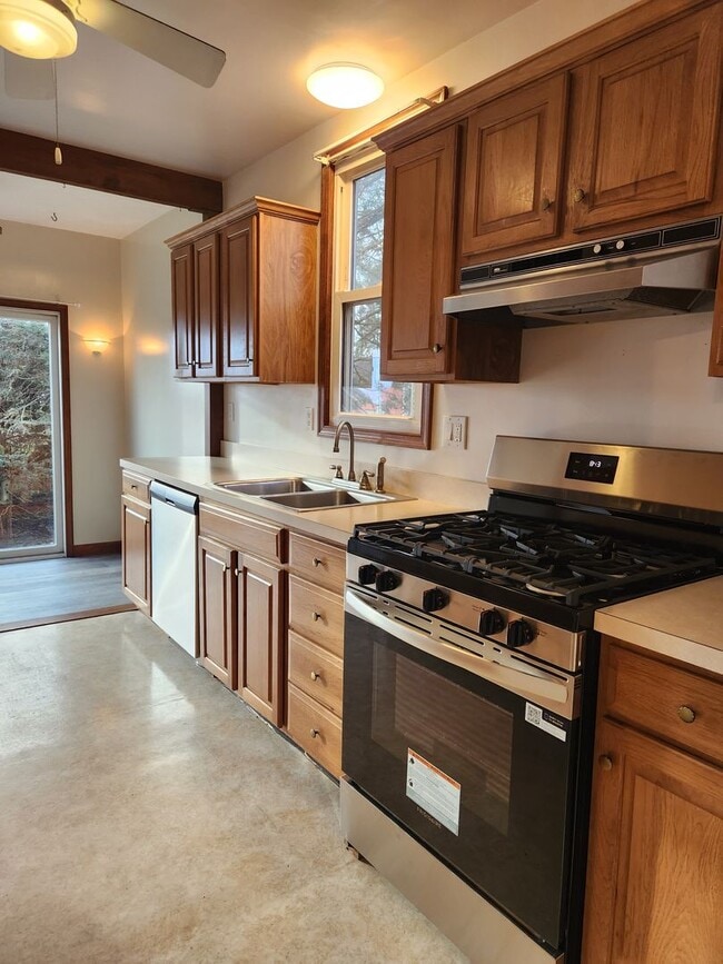 Building Photo - 120 Cooper St