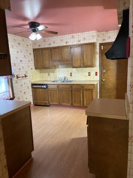 Building Photo - 3929 Clybourne Ave