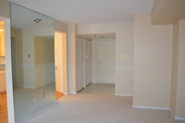 Foyer and livingroom - 7401 Westlake Ter