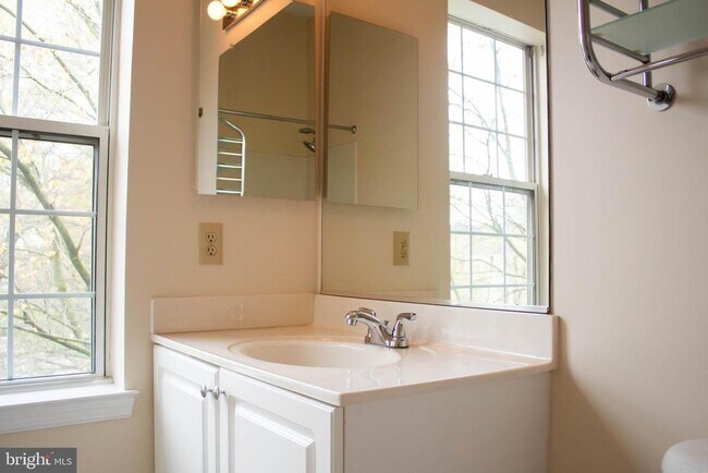 Building Photo - 2095 Pawlet Dr