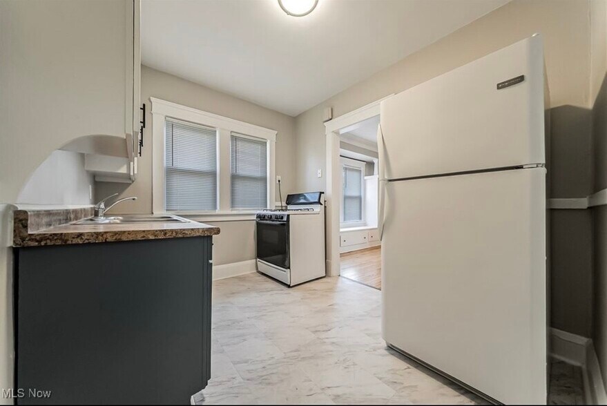 Building Photo - 2206 Lewis Dr