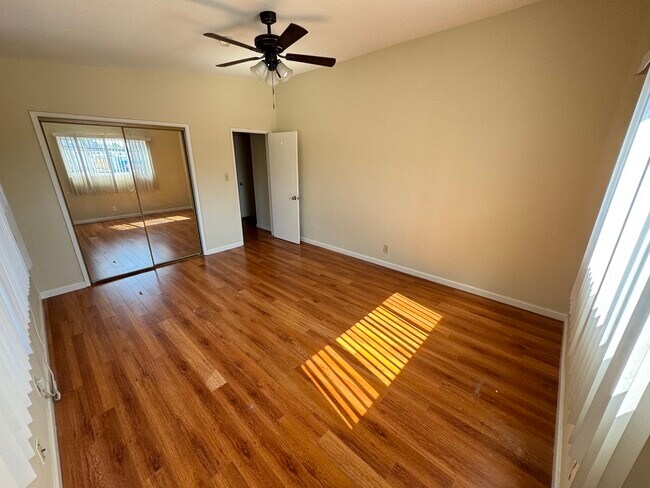 Building Photo - 521 S Manhattan Pl