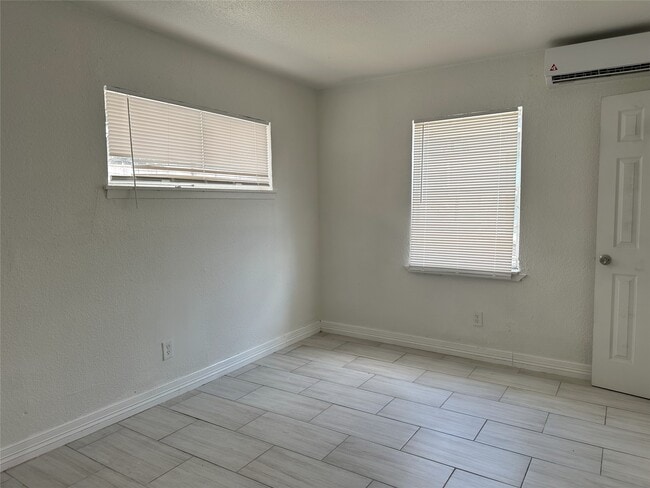 Building Photo - 3839 Mt Pleasant St