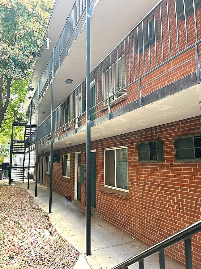 Building Photo - 1455 N High St St Charles Apartments