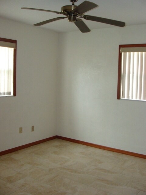 Building Photo - 2 Bed 1 bath Granite Countertops  Screen Porch Call Carole Arcaro Deltona Lakes Realty 386-216-4900