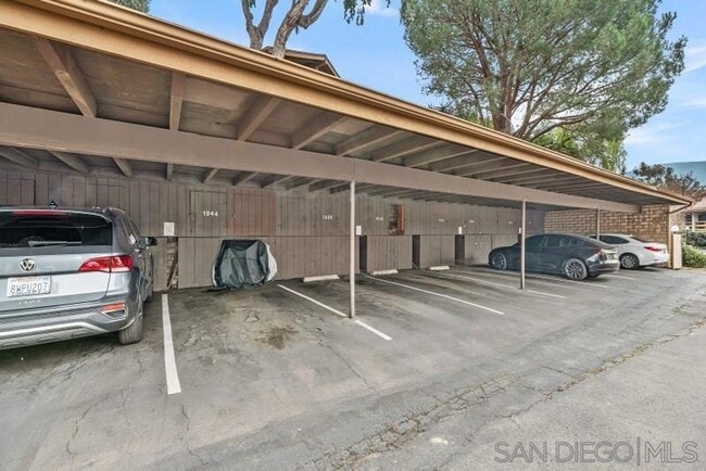 Building Photo - Gorgeous Upper Unit Condo in Fairway Knoll...