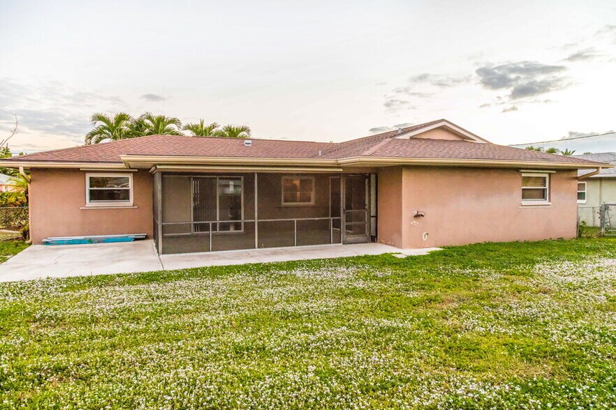 Building Photo - 923 SE 19th St