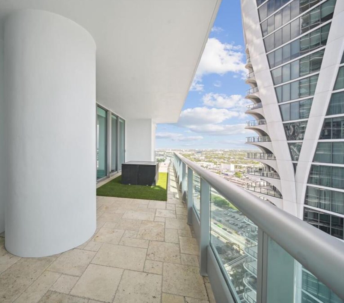 Building Photo - 900 Biscayne Blvd