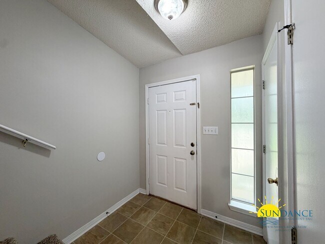Building Photo - Newly Renovated 3 Bedroom Townhouse in Fort Walton Beach!