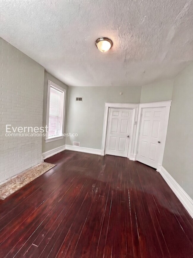 Building Photo - 2 Bed/1 Bath Unit 2F in St. Louis / Vouchers Accepted / Available Now!