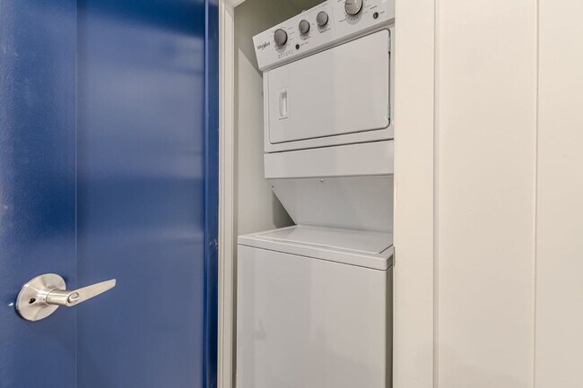 Building Photo - 525 Parkway Dr NE