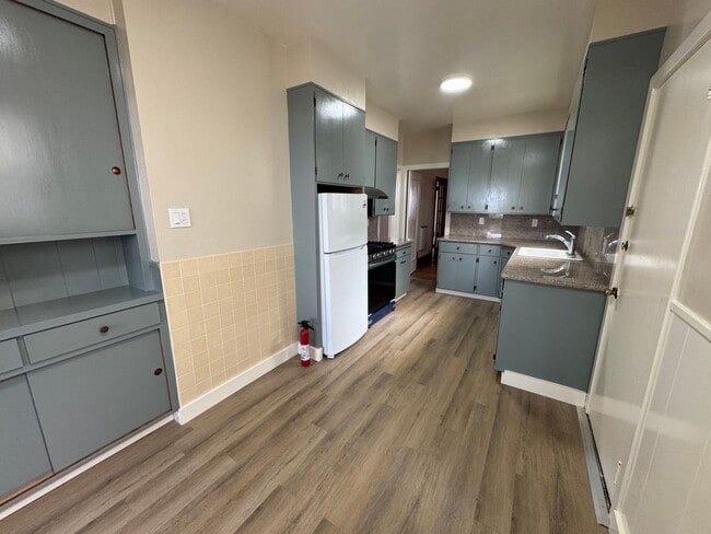 Building Photo - Charming Parkside Upper Flat w/ Garage Parking