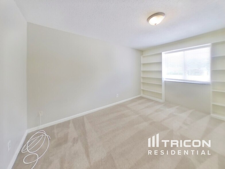 Building Photo - 5726 Springhaven Dr