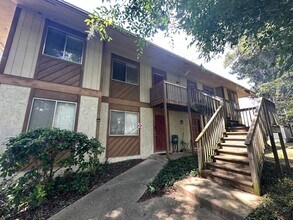 Building Photo - UPSTAIRS UNIT ON THE GOLF COURSE!