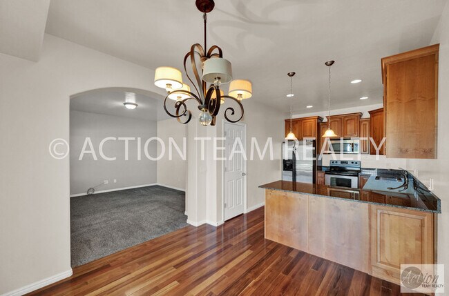 Building Photo - Mid-Row Townhome in Riverton