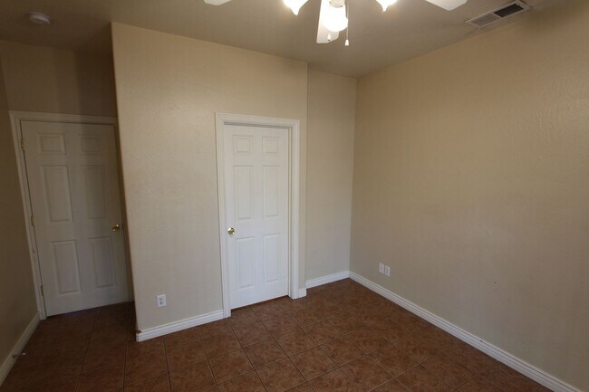 Building Photo - 3250 S Litzler Dr