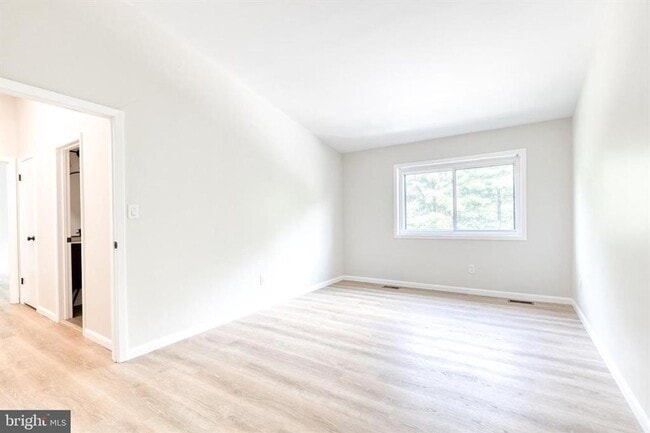 Building Photo - Welcome to contemporary luxury living in this beautifully renovated 2bd 2.5bth penthouse condo
