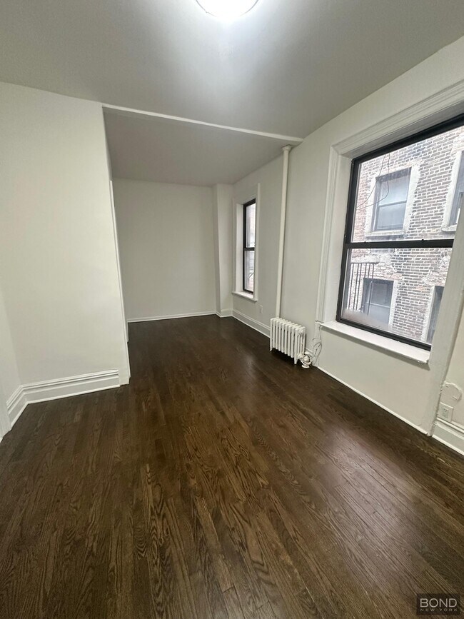 Primary Photo - 1427 York Ave