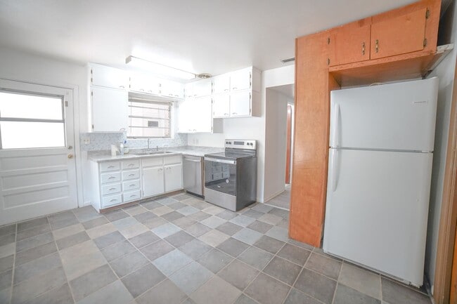 Building Photo - 3 Bed / 2 Bath Brick Home With Yard In Town