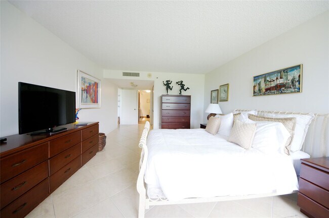 Building Photo - 2480 Presidential Way