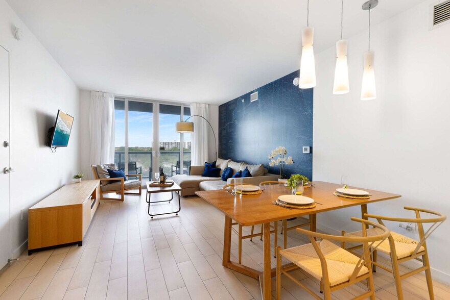 Building Photo - 2602 E Hallandale Beach Blvd