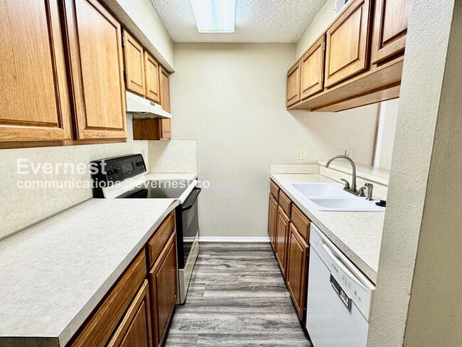 Building Photo - 3 Bed, 2 Bath Townhome with Fenced Yard & Garage / Pet-Friendly / Available Now!