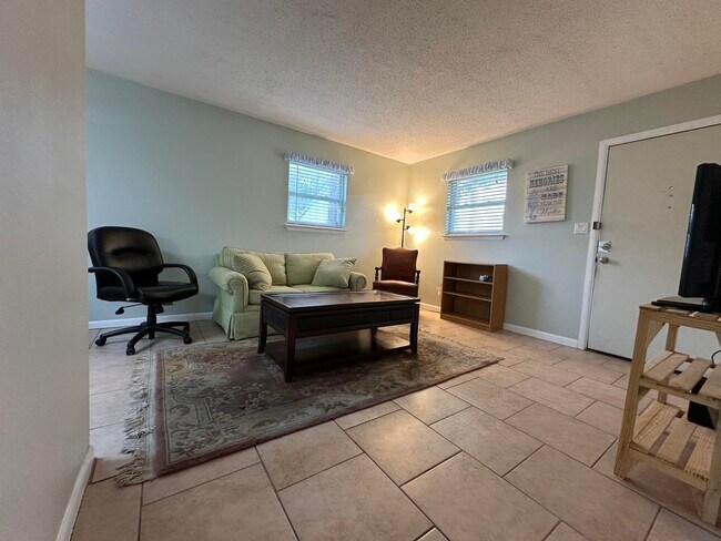 Building Photo - 532 Schneider Dr