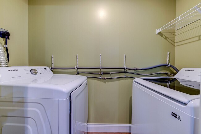 Building Photo - Updated 2 Bed 2 Bath Near SSM Cardinal Gle...