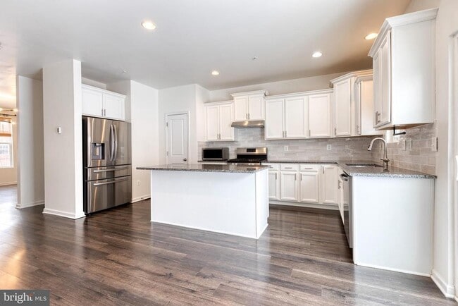 Building Photo - 8349 Daydream Cres