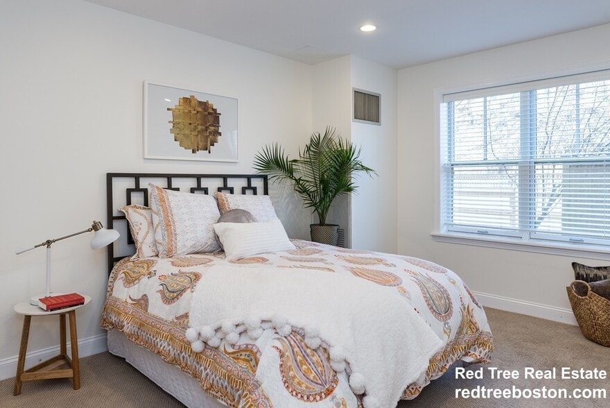 Building Photo - 14 Saint Paul St