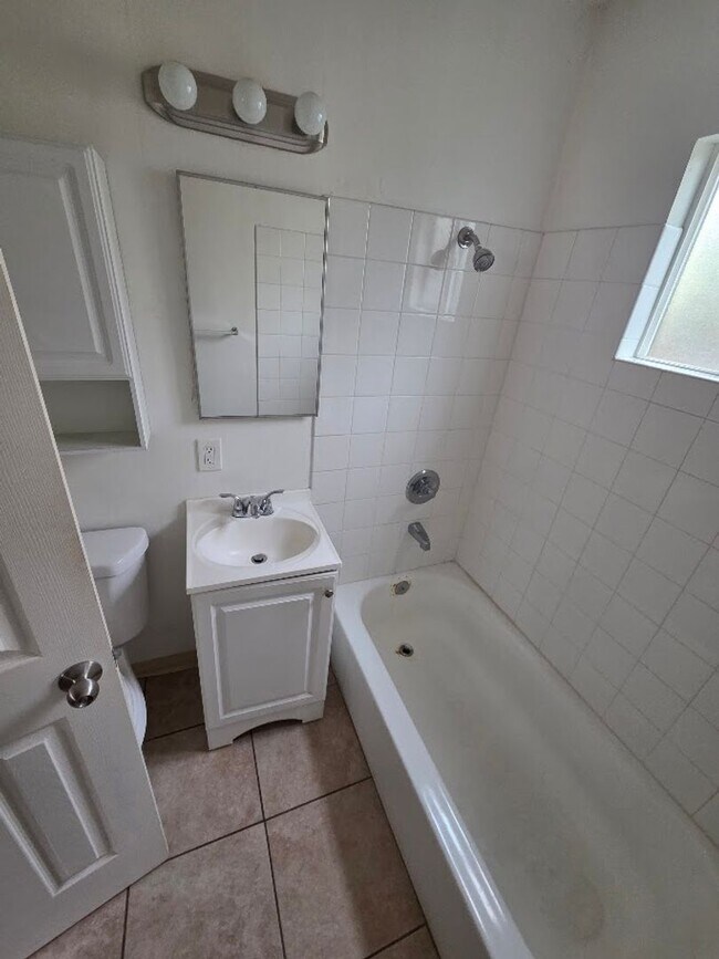 Building Photo - Emerald (3 unit detached)