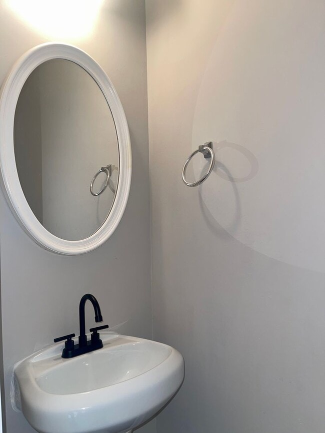 Building Photo - 4 Bed/2.5 Bath Home In Swim/Tennis Community in McDonough