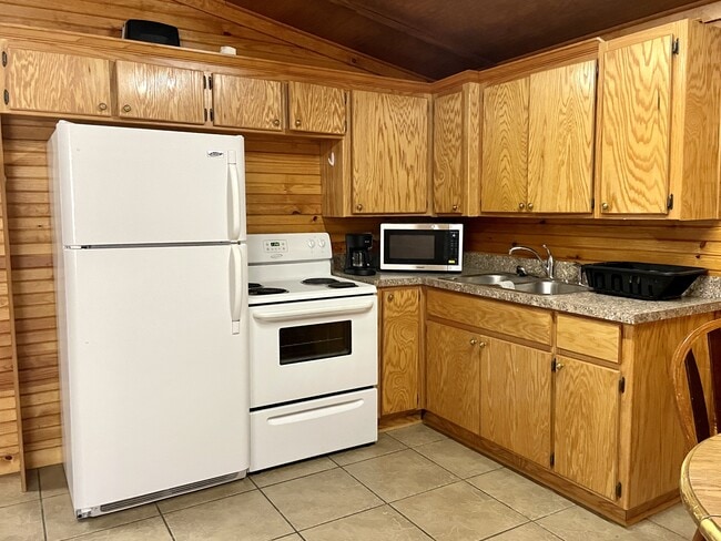 Building Photo - 5 Cabin Rd