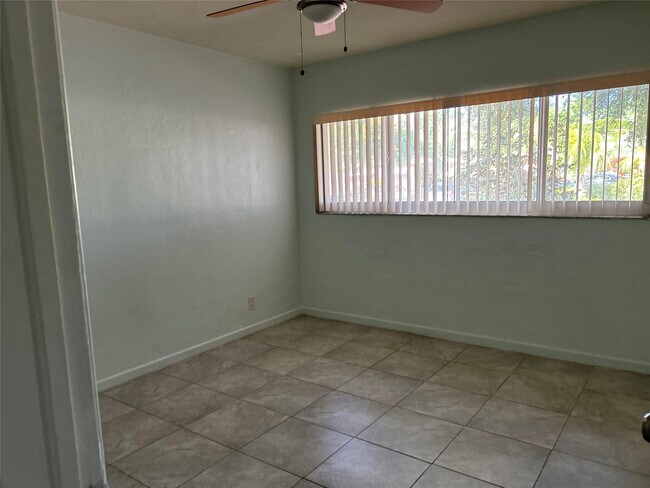 Building Photo - 701 W Evanston Cir