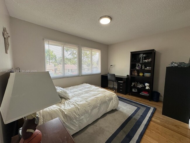 Building Photo - 8320 SW 39th Ct