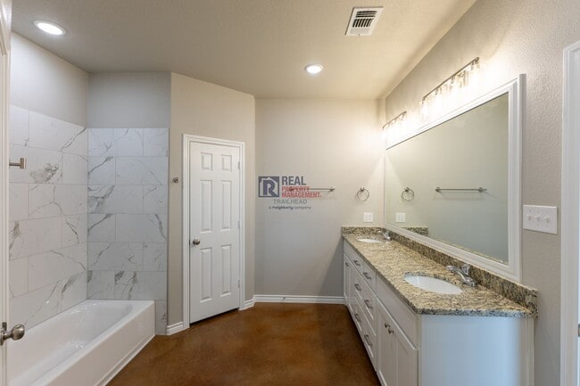 Building Photo - Modern Glen Rose Home with Open Layout