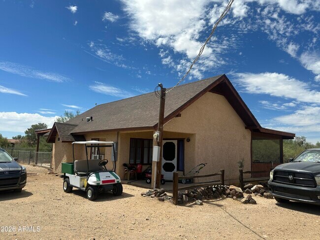 Building Photo - 1328 E Maddock Rd