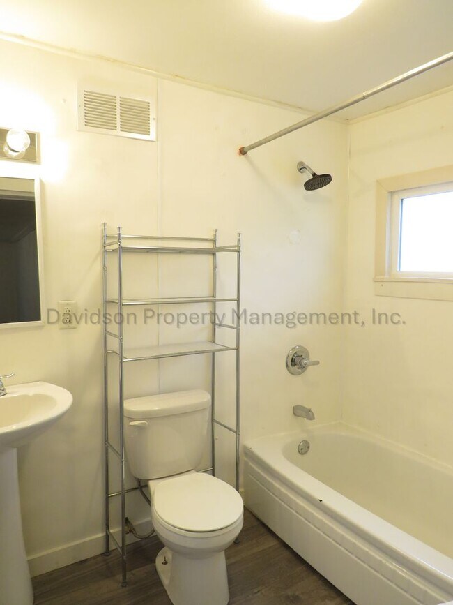 Building Photo - 1212 1/2 McArthur Ave