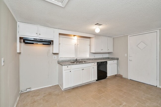 Building Photo - Renovated 3BR/2BA Tuscaloosa Gem with Luxu...