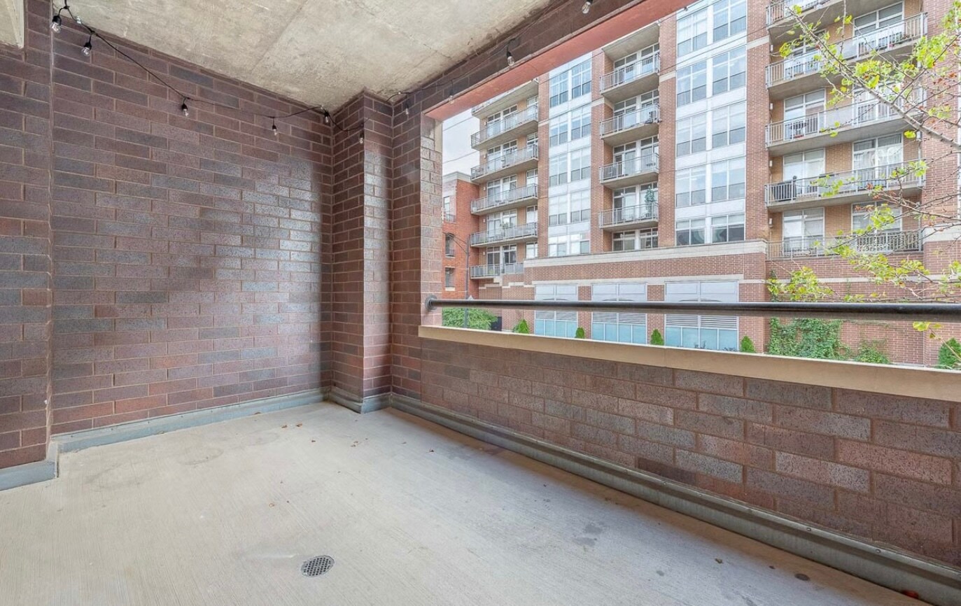 Private balcony - 1000 W Adams St