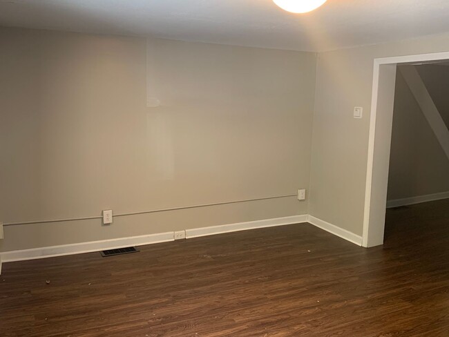 Building Photo - 3 bedroom 1.5 bathroom located in Carlisle...