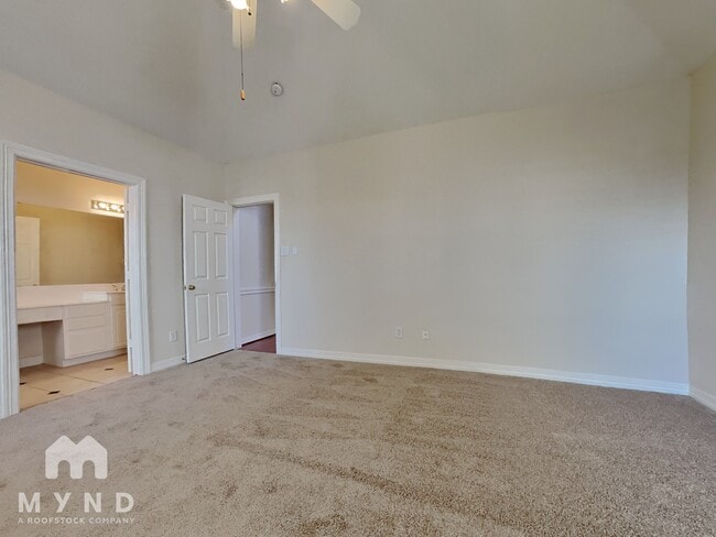 Building Photo - 1127 Enclave Square E